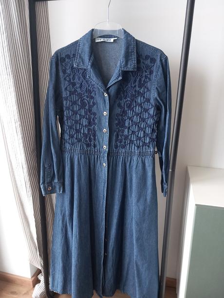 Rifľové midi šaty s výšivkou, m