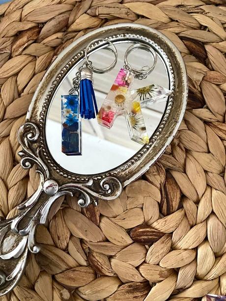 Ručne vyrobené živicové kľúčenky, 