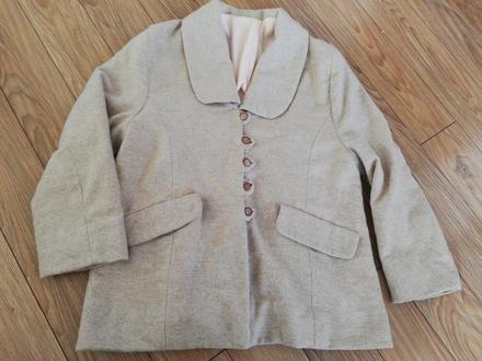 Béžovy kabát, 42