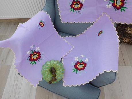 Fialový set obrusov ručne vyšívaný, 