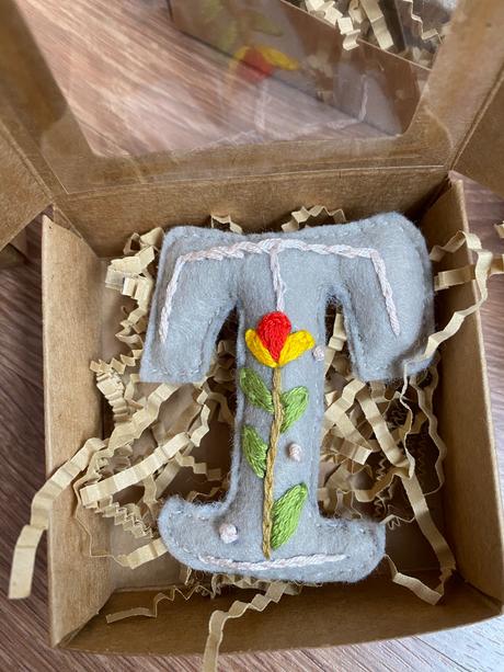 Ručne vyšívana ozdoba na kočík / ruksak, 