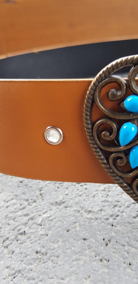 Hnedý opasok s tyrkysovým srdcom,