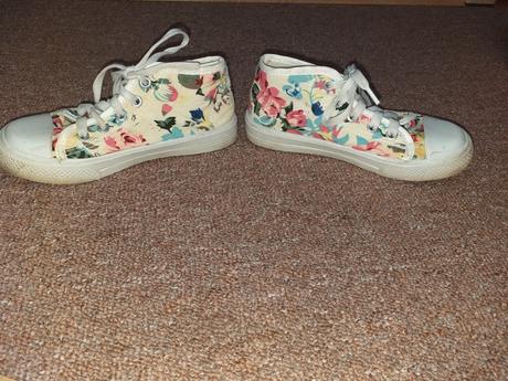 Moderné tenisky, 32