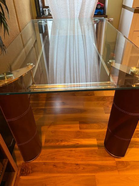 Sklenený kožený stôl, 