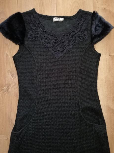 Teplé čierne šaty s výšivkou, 38