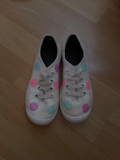 Bodkovane tenisky, 29