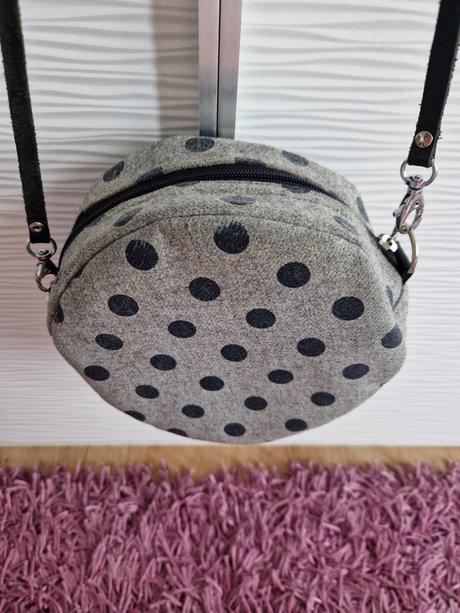 Okrúhla kabelka slovenskej značky, 