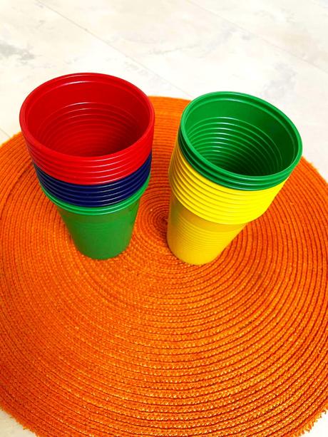 Zbytok plastových pohárov,