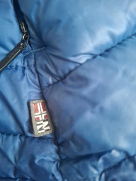 Krasna bunda vo vybornom stave, napapijri,s