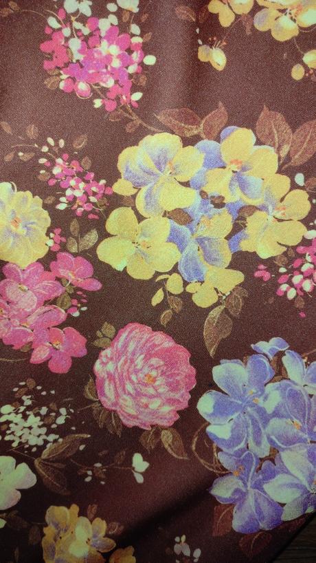 Šaty s holým chrbátom, s