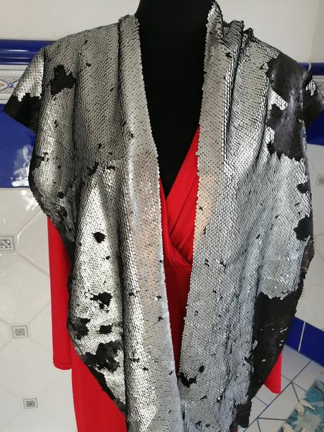 Luxusné zaujímavé saty, s