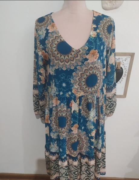 Vzorované šaty, m / s