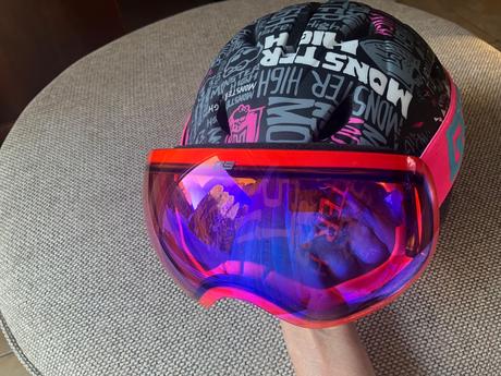 Prilba lyžiarska s okuliarmi, s