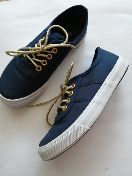 Tmavomodré plátenky so zlatými šnurkami, 35