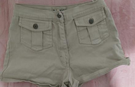 Béžové kraťasy, s