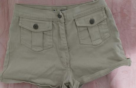 Béžové kraťasy, s