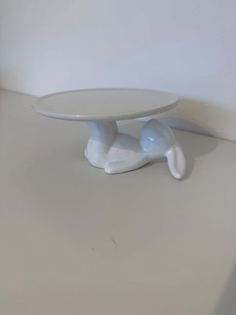 Veľkonočný zajac s podnosom, 