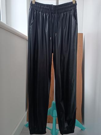 Nohavice vzhladom kože, s