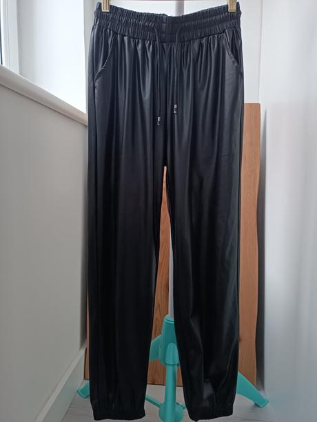 Nohavice vzhladom kože, s