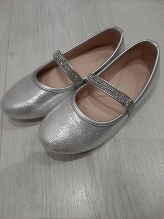 Dievcenske topanky, 30