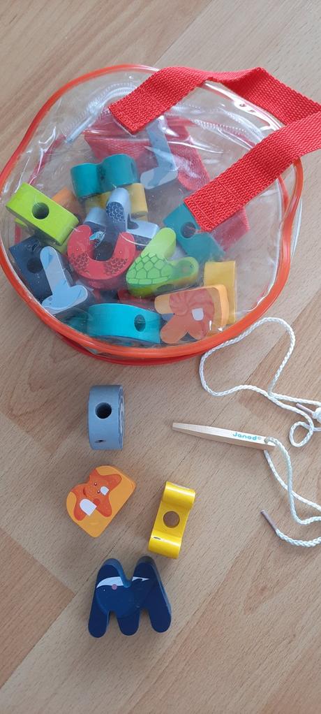 Drevená navliekacia abeceda janod,