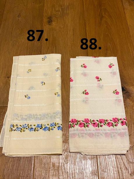 Šatky rôznych farieb a vzorov,