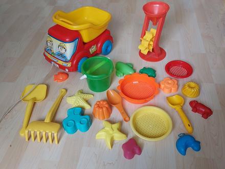 Autíčko s formičkami a presýpacím mlynom,