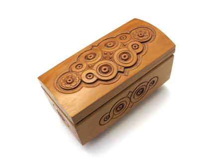Vyrezávaná drevená truhlička,