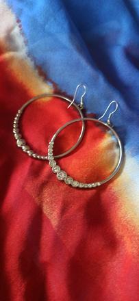 Náušnice, pomenej nosene,