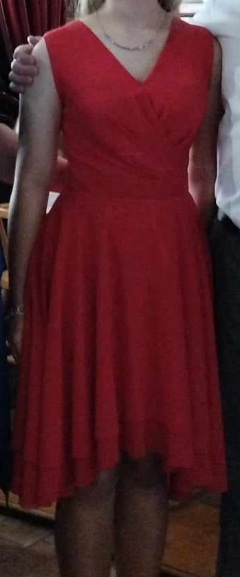 Červené slávnostné šaty, 34
