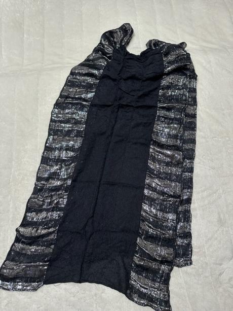 Čierny šál so striebornou niťou,