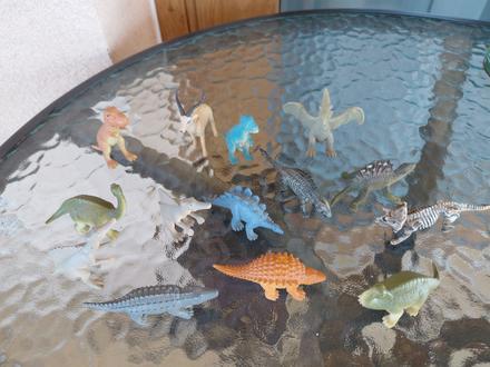 Predam zbierku dinosaurov,