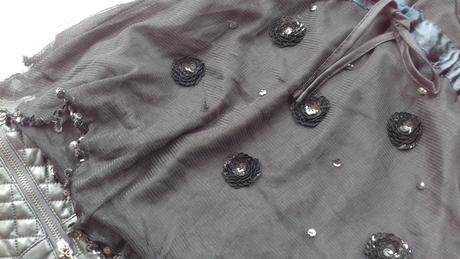 Elegantný top s aplikaciami, s