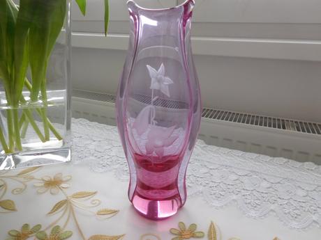 Alexnadritové hútni sklo s růži výška 27,5 cm, 