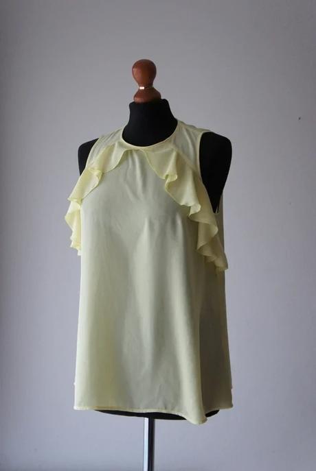 Štýlový svetložltý top/blúzka s volánmi, benetton,s