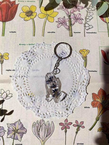 Ručne vyrobené živicové kľúčenky, 