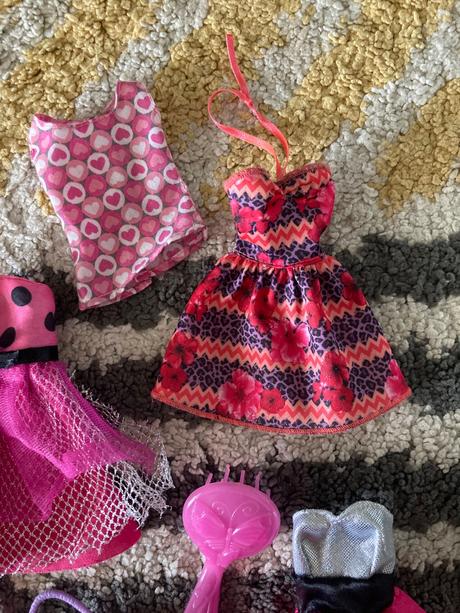 Šaty a doplnky pre barbie, 
