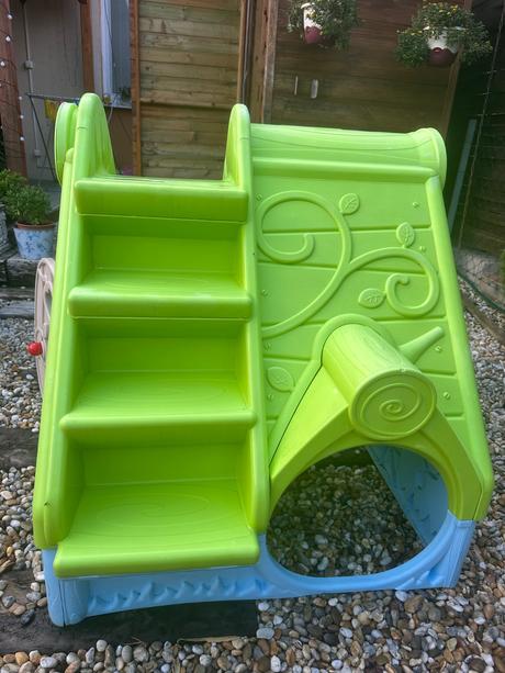 Detský domček so smýkačkou, 