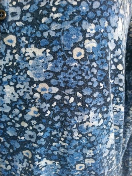 Elastický modrý top s kvetinovým vzorom, bonita, m