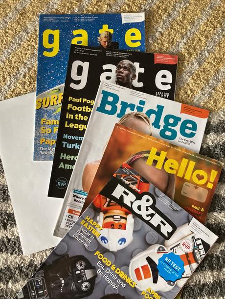 Mix anglických časopisov a mapa, 