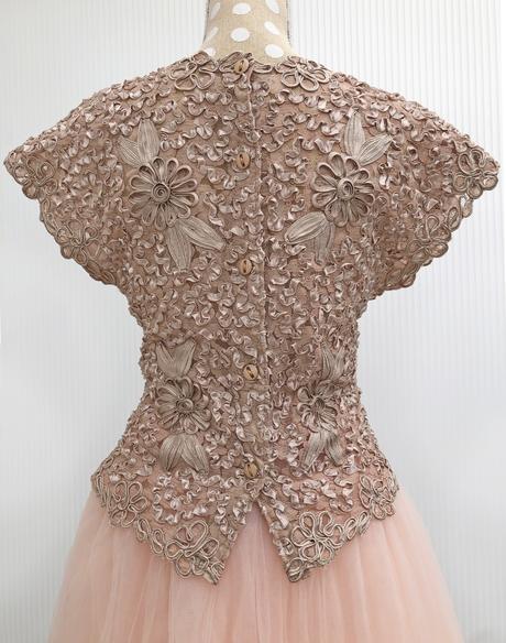 Čipkovaný vyšívaný top v telovej farbe, s