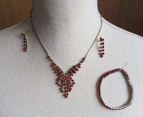 Set bižutérie - náhrdelník, náramok, náušnice,