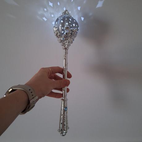 Walt disney korunka a carovna svietiaca palicka, 