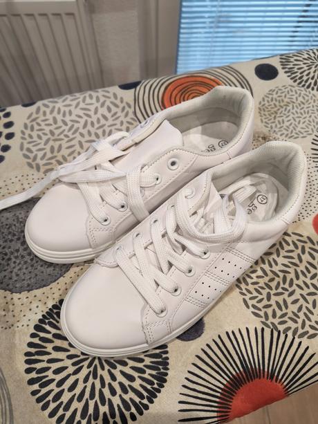 Nové biele tenisky, 37