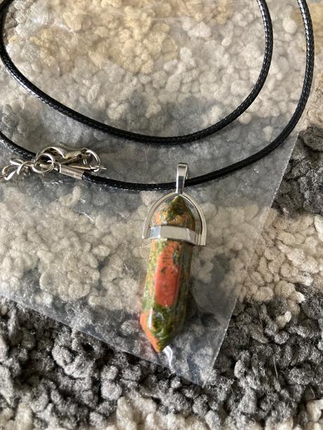 Náhrdelník s kryštáľom,