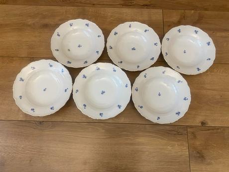 Hlboké taniere s kvetinovým vzorom, 