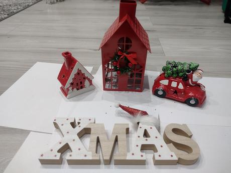 Veľká zbierka červených vianočných ozdôb,