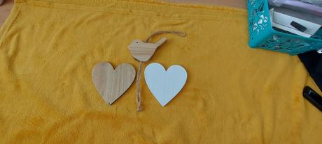 Drevené srdiečka a vtáčik, 