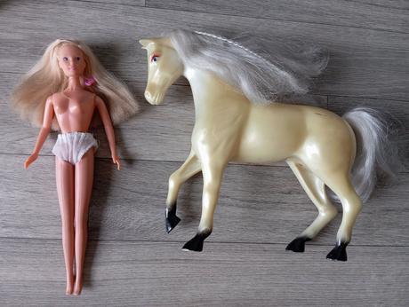 Bábika, dieťa a dva kone, 