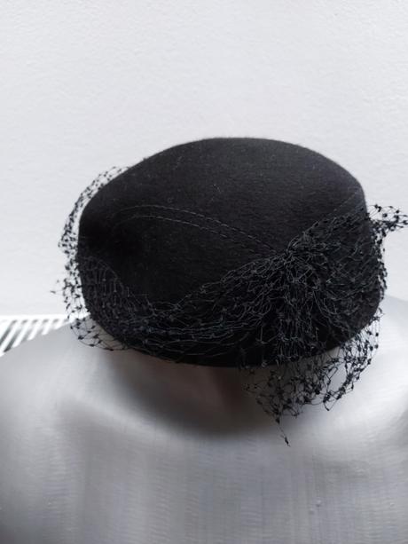 Elegantný klobučik, s